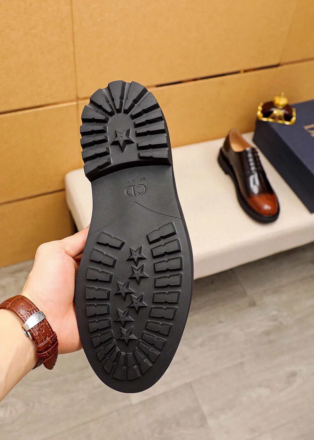 Men's shoes 💰580💐 Product trademark: Dior "Dior" business leather shoes Regular size: 39-44 (38.45🉑️customized) Product materials: Selected Italian imported first-layer open-edge beaded cowhide upper, imported water-dyed 🐂 cowhide lining. Strong three-dimensional visual effect, original outsole Color: 3 colors optional